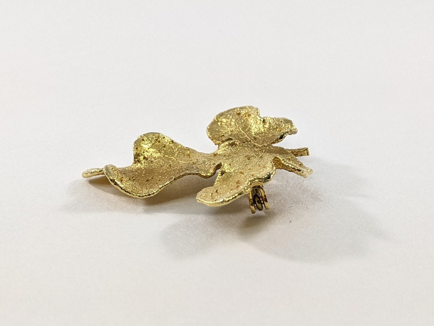 Gold Leaf Brooch, Nature Fall Jewelry, Autumn Accessory, Realistic Vintage Leaf Pin, Gift for Her or Teacher, Elegant Fall Outfit Accent
