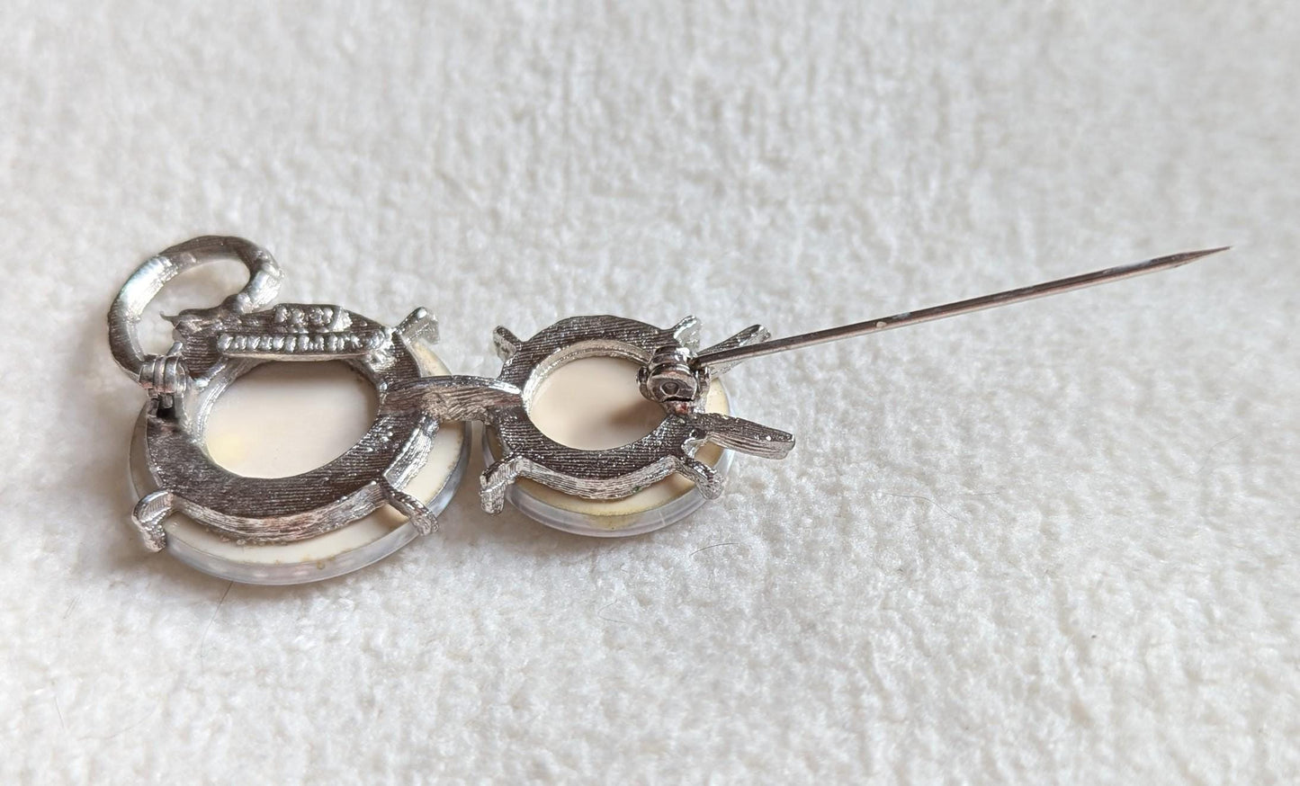 1961 Jewelarama Hologram Cat Brooch — Vintage Psychedelic Costume Pin