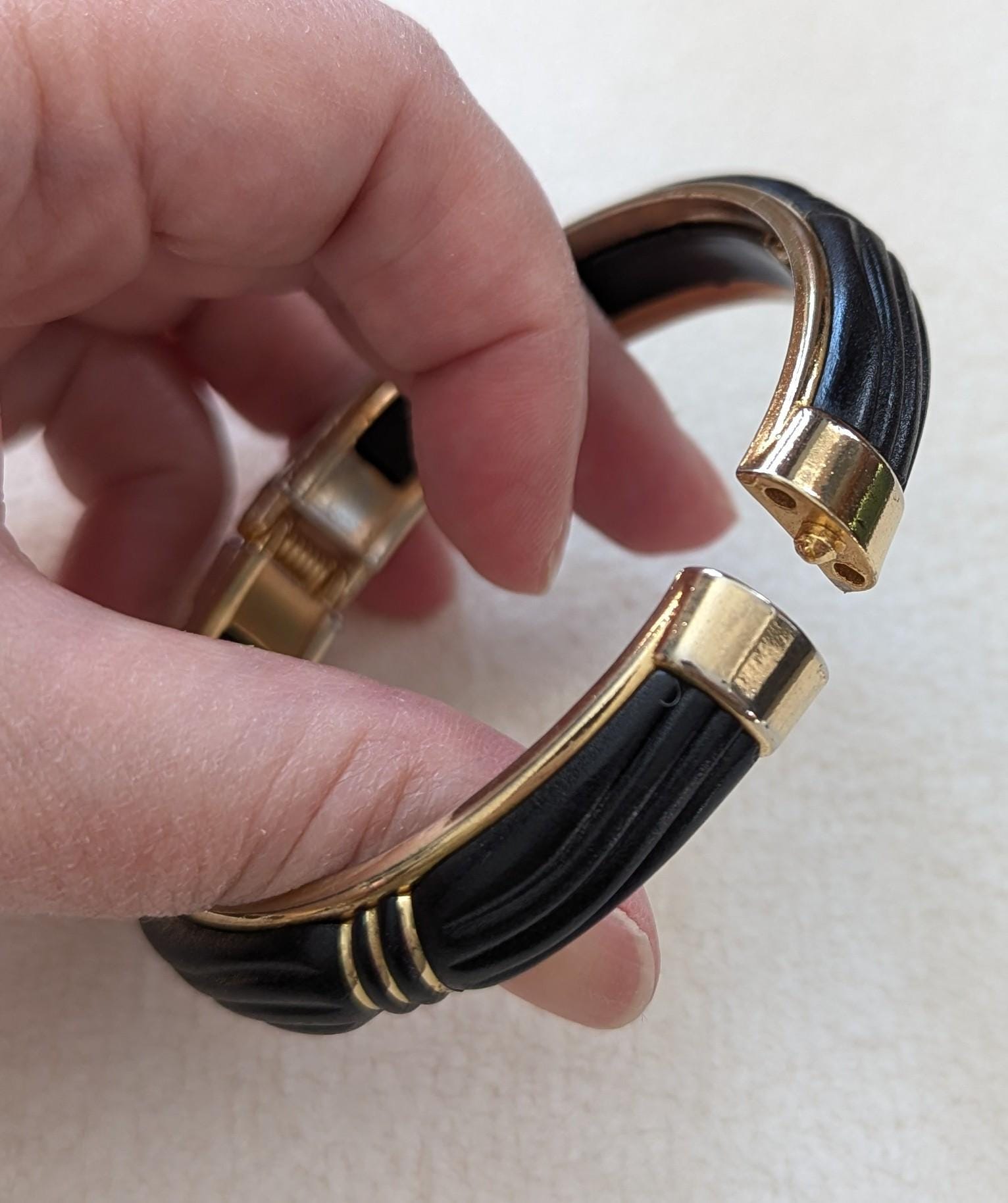 Vintage Black & Gold Clamshell Bangle | 1980s Retro Statement Bracelet