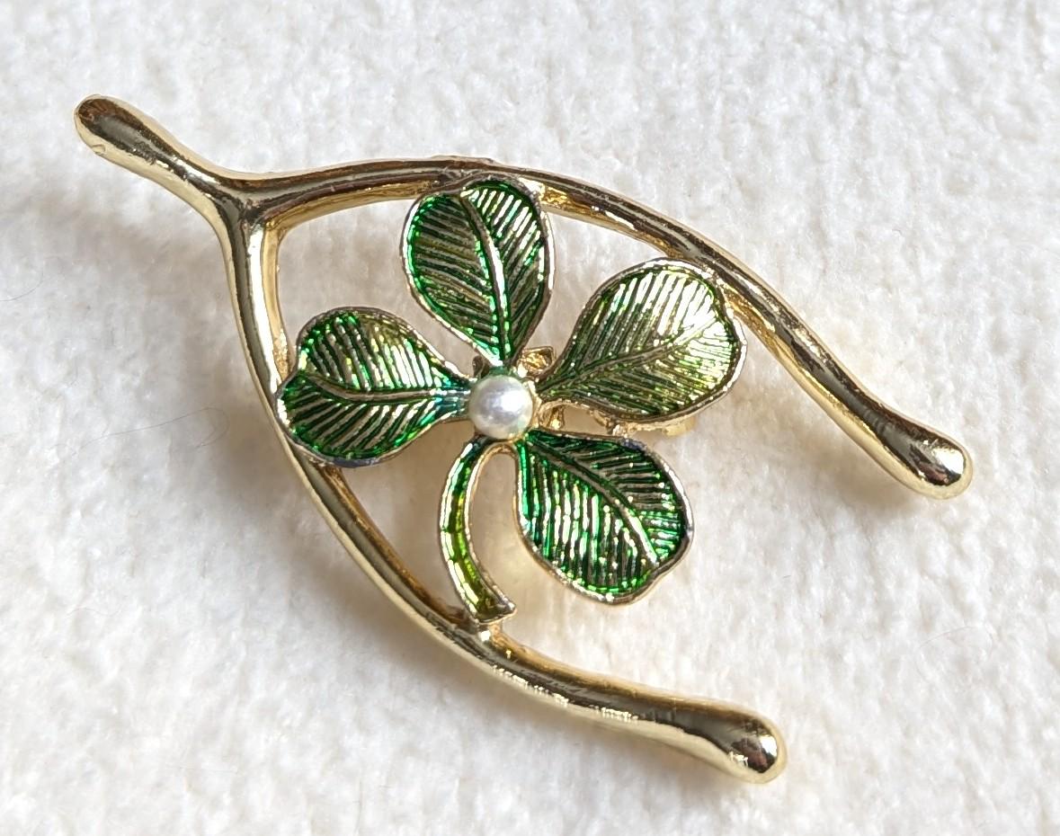 Vintage Gerry's Clover Brooch – Green Enamel, Faux Pearl Center
