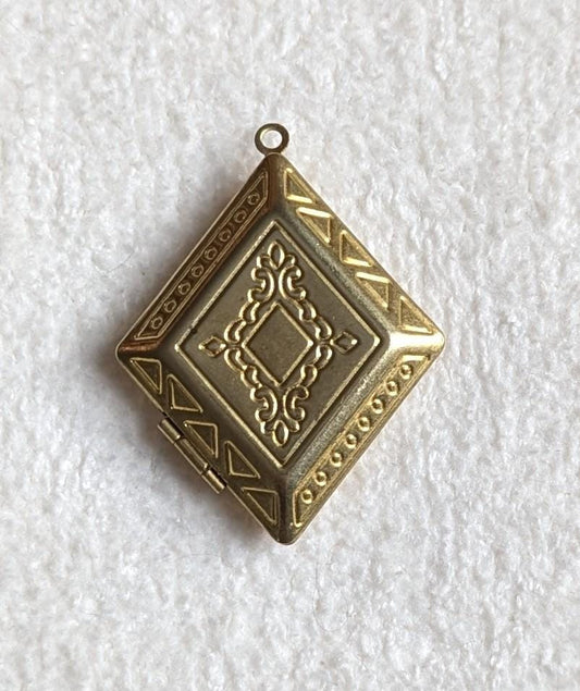 Vintage Victorian Revival Diamond Shaped Brass Locket Pendant – Ornate Geometric Photo Locket, Gold Tone Keepsake Necklace Charm