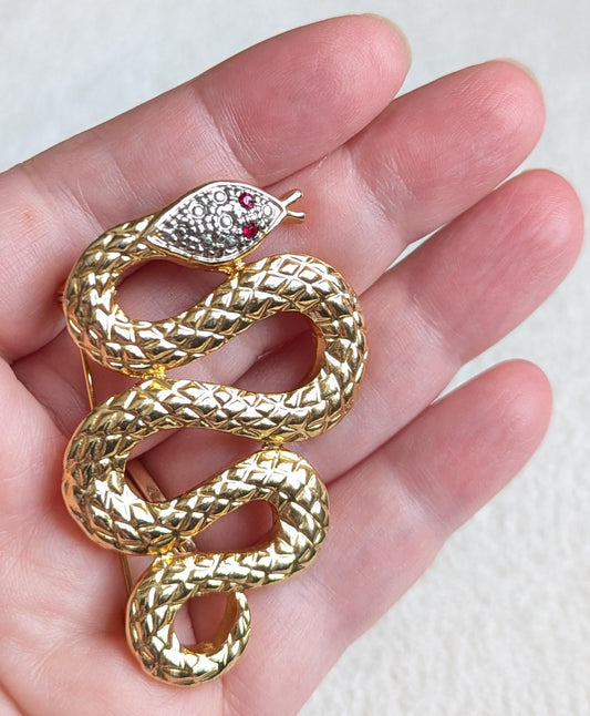 Vintage Gold Tone Snake Brooch Pin – Coiled Serpent Statement Jewelry with Red Crystal Eyes, Textured Reptile Design