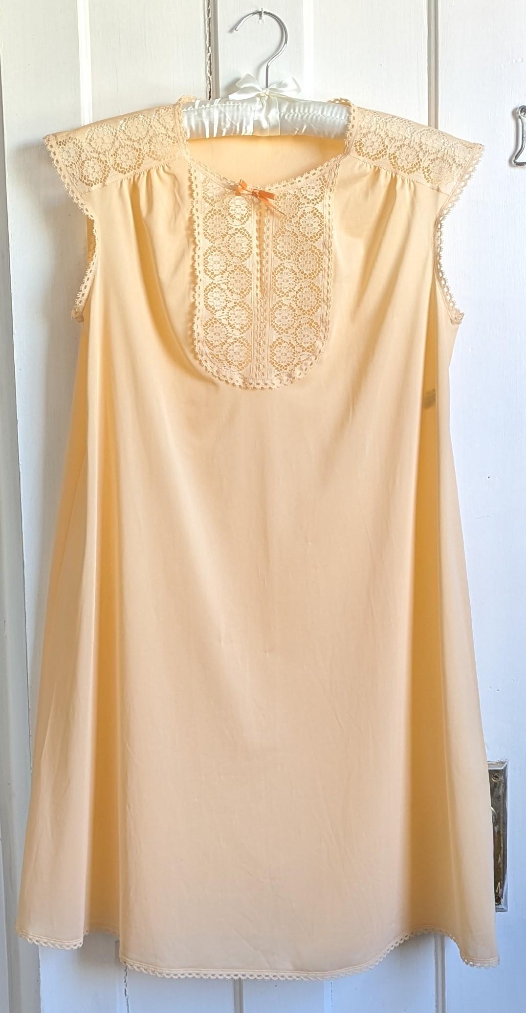 Vintage Vanity Fair Peach Nylon Nightgown with Lace Bib – Size Small