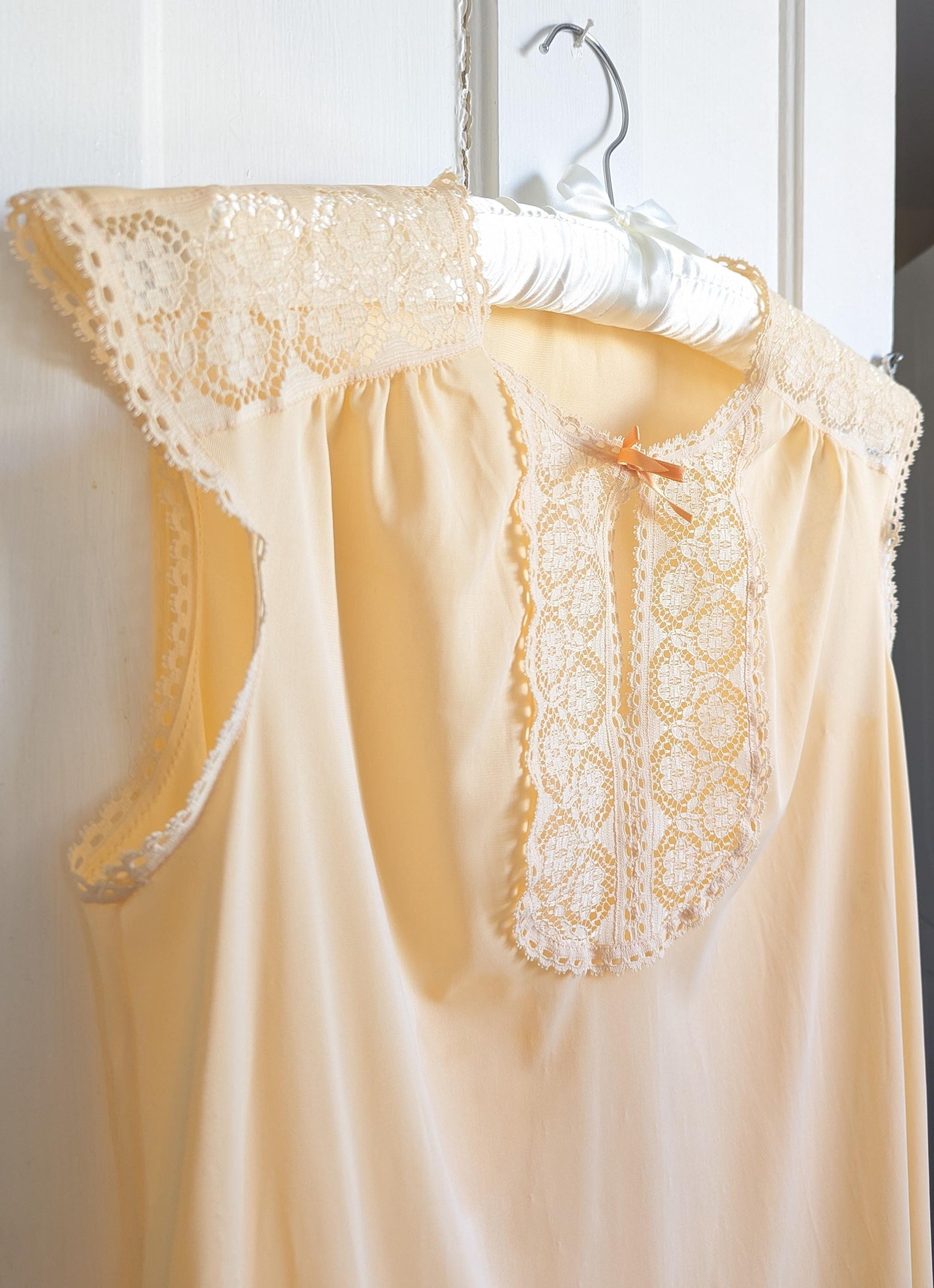 Vintage Vanity Fair Peach Nylon Nightgown with Lace Bib – Size Small