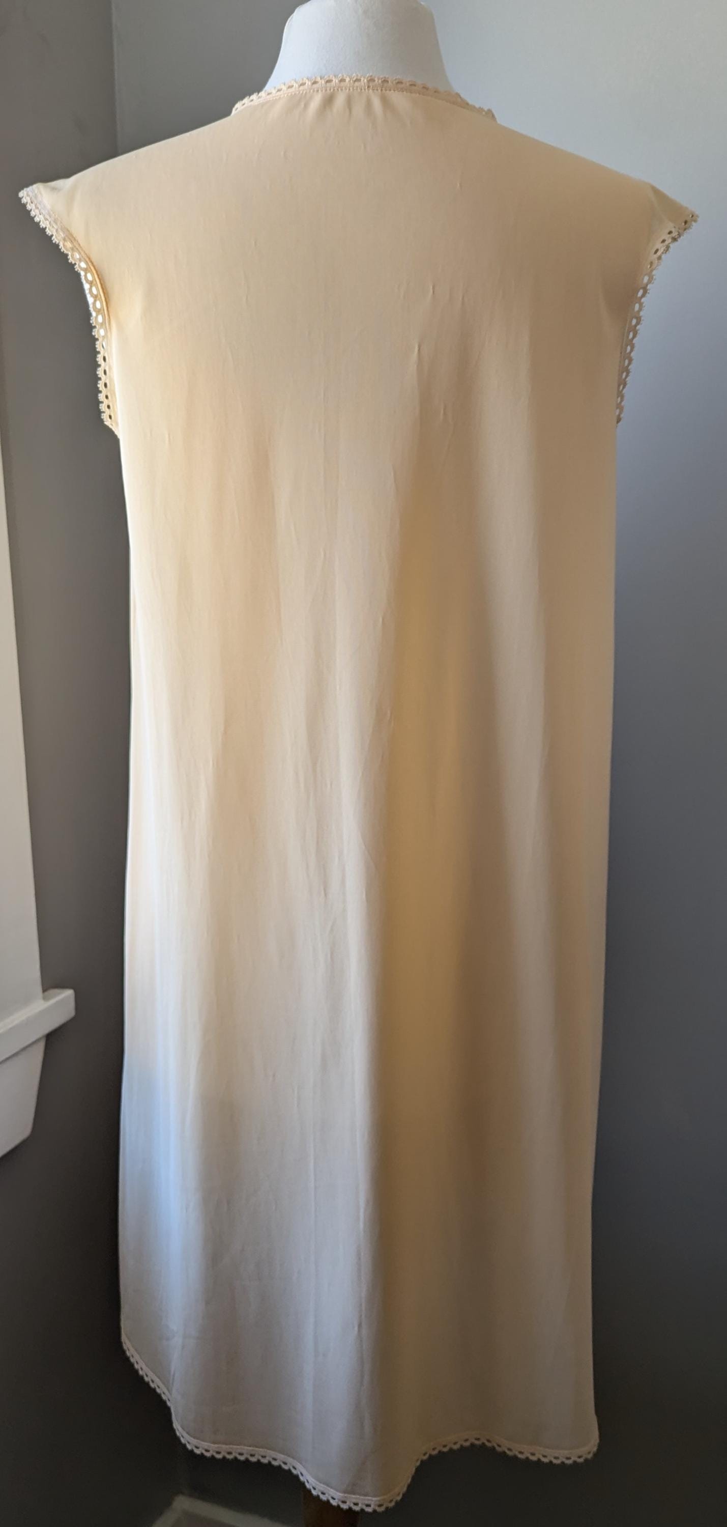 Vintage Vanity Fair Peach Nylon Nightgown with Lace Bib – Size Small