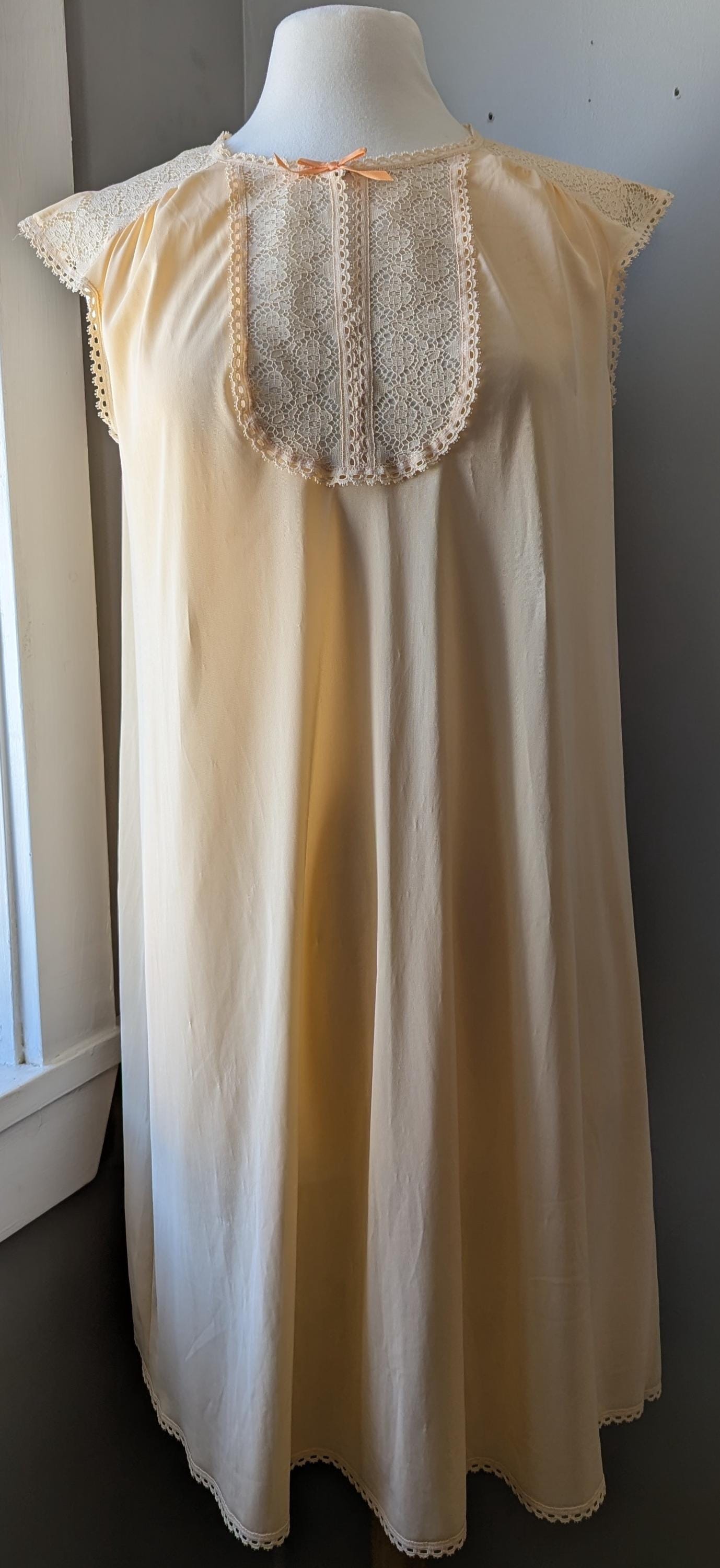 Vintage Vanity Fair Peach Nylon Nightgown with Lace Bib – Size Small